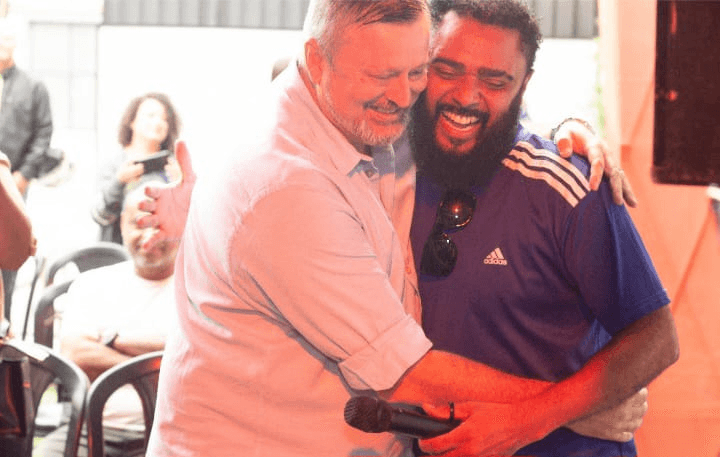 Fabio Costa em abraço com apoiador durante evento