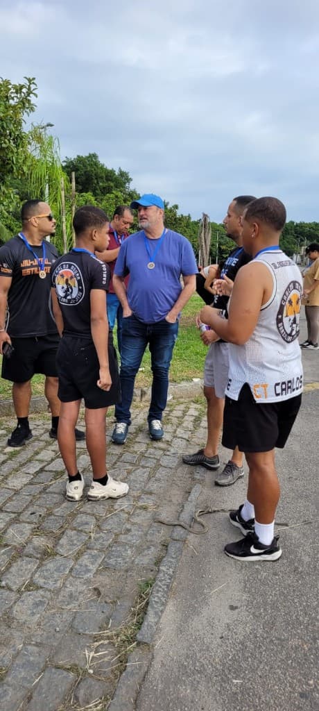 Fabio Costa com equipe de jiu-jitsu comunitário