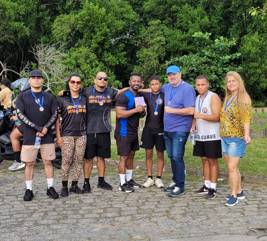 Grupo de jiu-jitsu com medalhas após competição